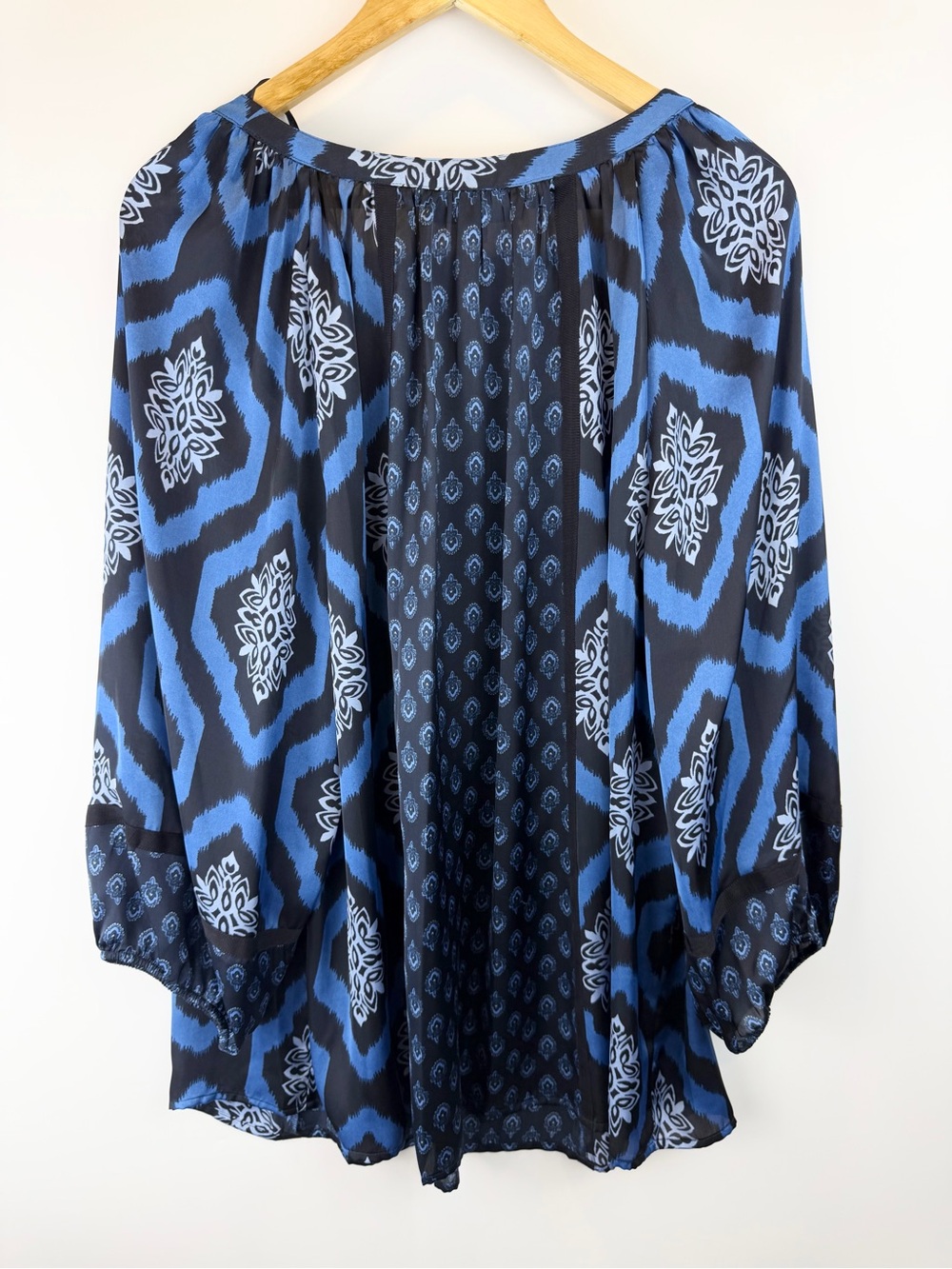 Jones New York Navy and Blue Printed V-Neck Blouse 2X - Picture 5 of 6
